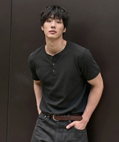 MICHIKO LONDON SPORTS Waffle Henry Neck Muscle Fit Short Sleeve T-Shirt Black MS26ST13BK