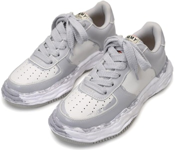 Maison Mihara Yasuhiro Wayne OG Tapak Kulit Cetak Rendah 'Kelabu Putih' A11FW725 Lookbook Maison Mihara Yasuhiro Wayne OG Tapak Kulit Cetak Rendah 'Kelabu Putih' A11FW725