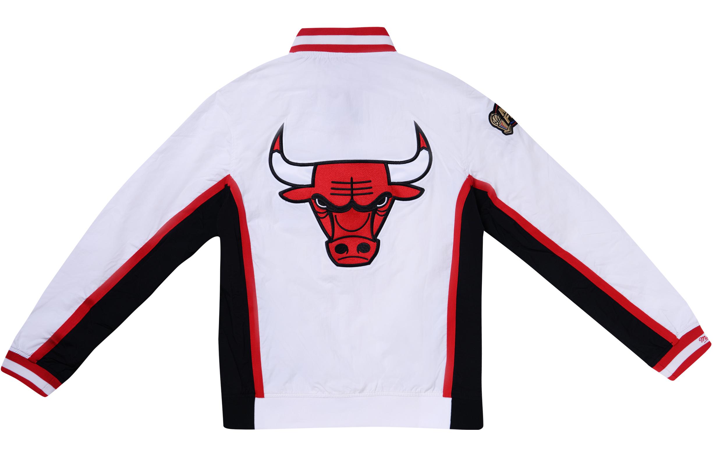 Lookbook Mitchell Ness 98-99 芝加哥公牛復古外套 白色 男女棒球風格款 AWJK4953-CBU98PPPWHIT
