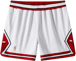 Mitchell Ness × NBA Chicago Bulls 1996-97 Retro Basketball Shorts White. ASHRCP19040-CBUWHIT96 Mitchell Ness × NBA Chicago Bulls 1996-97 Retro Basketball Shorts White. ASHRCP19040-CBUWHIT96