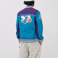 Shop Mitchell & Ness 96-97 黃蜂 復古籃球外套 男女款 藍色 AWJKGS18052-CHOTEAL96