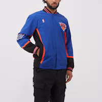 Lookbook Mitchell Ness Mitchell & Ness 96-97 New York Knicks Retro Colorblock Jacket Blue Unisex. AWJKCP19195-NYKROYA96