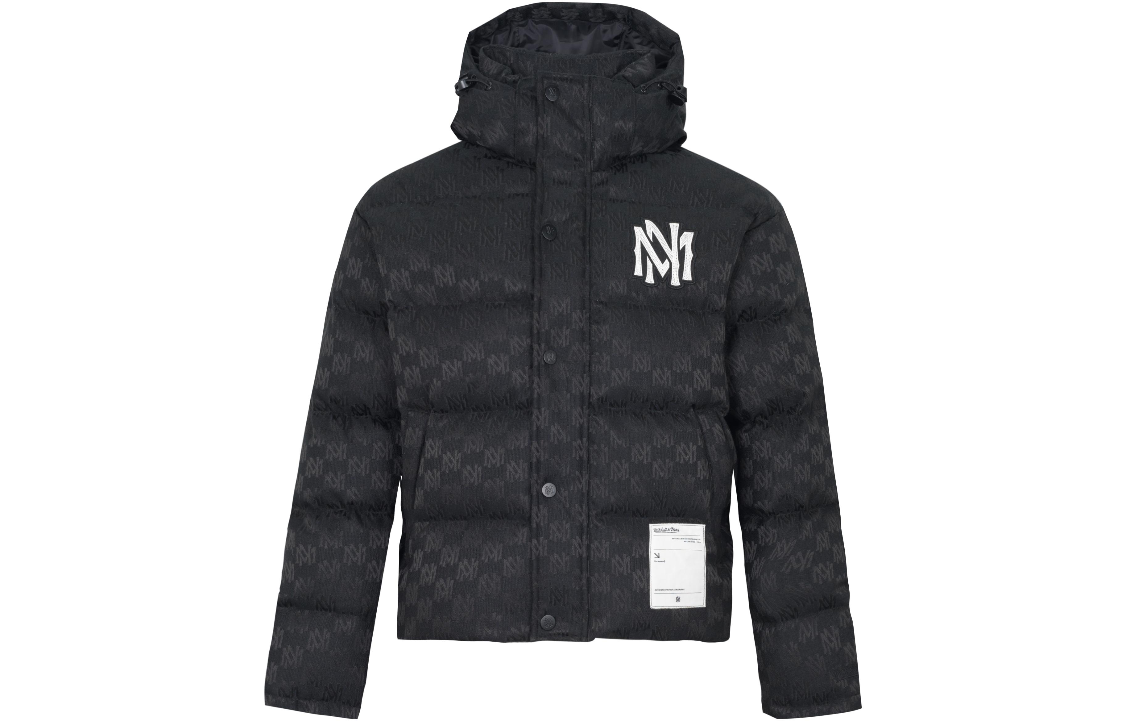 Lookbook Mitchell & Ness 全版Logo黑色保暖短版羽絨外套 男女冬季休閒款 MNHYAWTODJ028-BLK