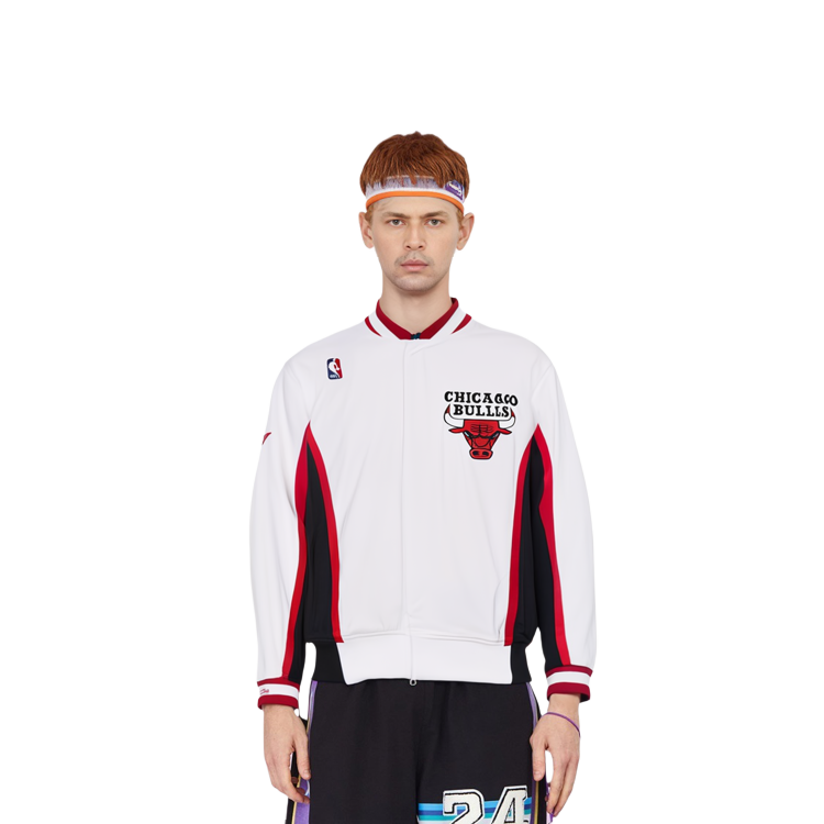 Shop ミッチェル＆ネス シカゴ・ブルズ 50周年 レトロジャケット ホワイト/ブラック ユニセックス AWJKCP19042-CBUWHBK96