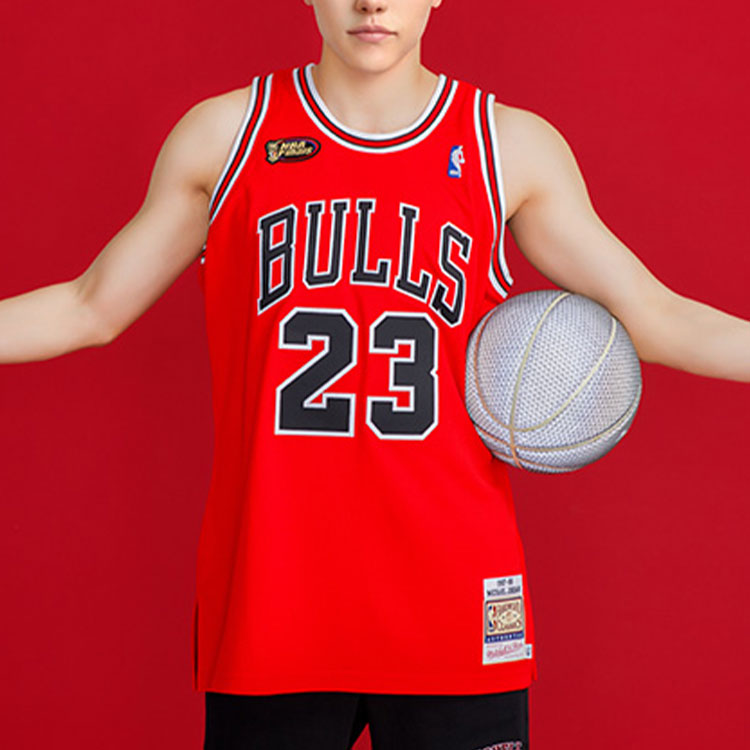 Shop Mitchell & Ness Jersey Retro Chicago Bulls #23 Jordan Merah Unisex. AJY4CP19016-CBUUNRD97MJO