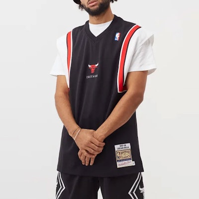 Mitchell & Ness NBA Chicago Bulls 97-98 Retro Baju Latihan Hitam. ASSH1046-CBU97PPPBLCK Shop Mitchell & Ness NBA Chicago Bulls 97-98 Retro Baju Latihan Hitam. ASSH1046-CBU97PPPBLCK