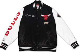 Mitchell Ness Mitchell & Ness NBA Chicago Bulls Retro Satin Varsity Jacket Black/White Unisex. OJBF4854-CBUYYPPPBKWH Mitchell Ness Mitchell & Ness NBA Chicago Bulls Retro Satin Varsity Jacket Black/White Unisex. OJBF4854-CBUYYPPPBKWH