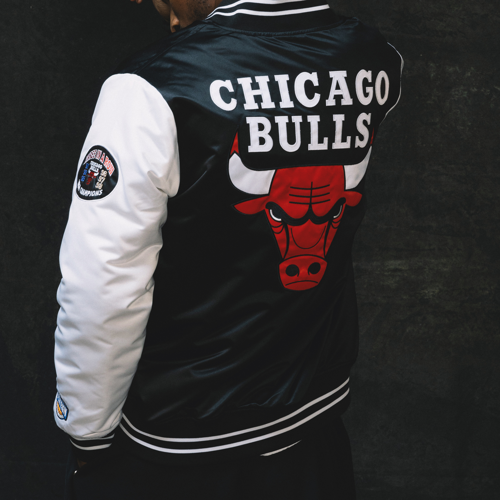 Purchase ミッチェル＆ネス NBA シカゴブルズ レトロ サテン バーシティ ジャケット ブラック/ホワイト ユニセックス. OJBF4854-CBUYYPPPBKWH