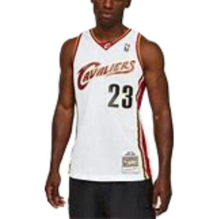 Shop Mitchell & Ness NBA Retro Jersey Cavs LeBron James #23 Putih Musim 03-04. AJY4CP19125-CCAWHIT03LJA