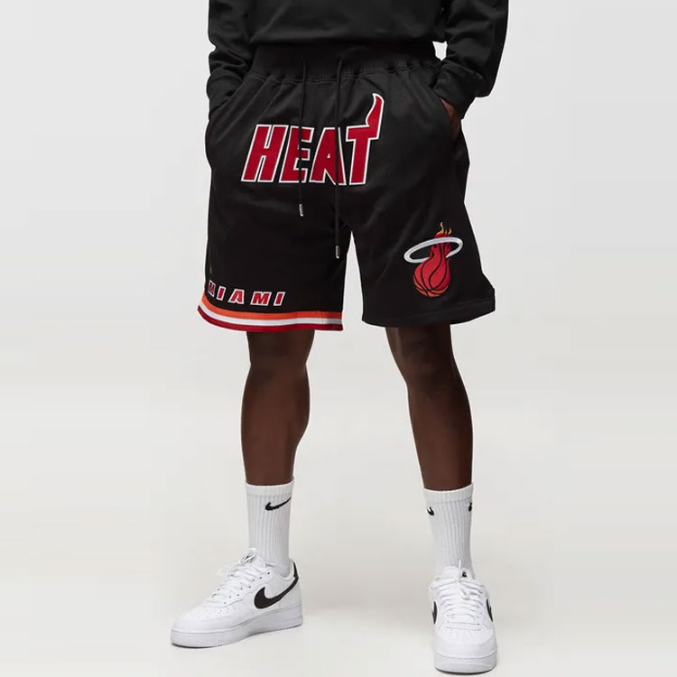 Shop ミッチェル&ネス x ジャストドン マイアミヒート96-97ロゴバスケットショーツ ブラック ユニセックス SHORDL20006-MHEBLCK96