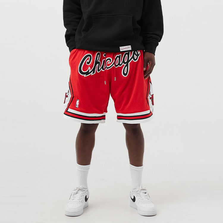 Shop ミッチェル＆ネス x ジャストドン NBA 97-98 シカゴブルズ レトロロゴ ショーツ ユニセックス. SHORNG18322-CBURED1397