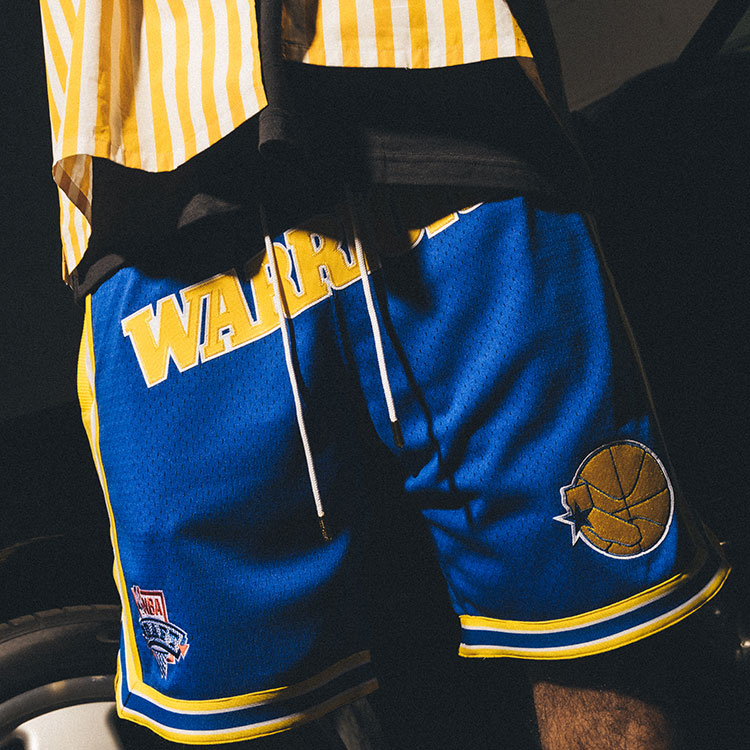 Shop ミッチェル＆ネス x ジャストドン SS23 ウォリアーズ 1993-94 レトロ ロゴ ショーツ 青色 SHORMO22020-GSWRYYW93