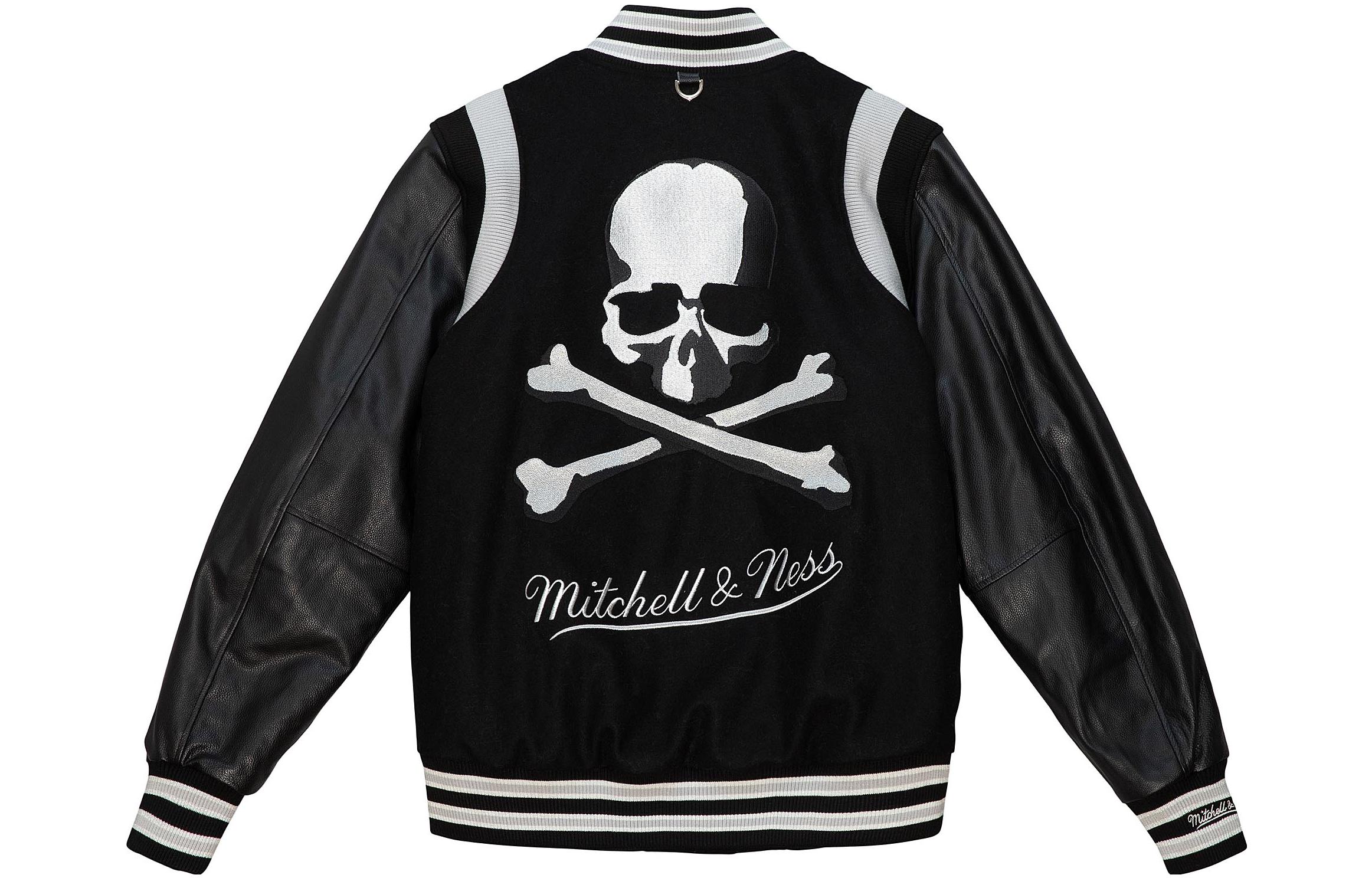 Lookbook Mitchell & Ness x Mastermind 刺绣标志男女棒球夹克 黑色款式。 OJBF5239-CLBYYPPPBLCK