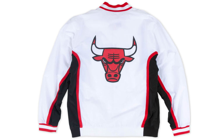 Lookbook Mitchell Ness NBA 92-93 芝加哥公牛隊白色暖身外套 男款休閒穿搭 AWJKGS18053-CBUWHIT92