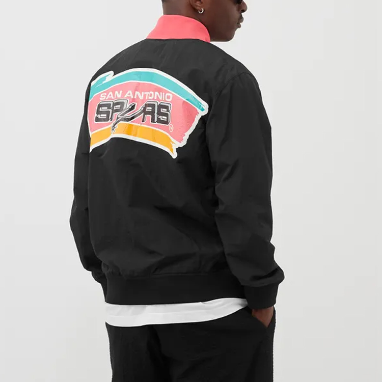 Shop Mitchell Ness NBA 聖安東尼奧馬刺 94-95 黑色暖身外套 寬鬆版 男女適用 AWJKGS18061-SASBLCK94