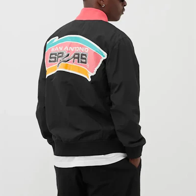 Mitchell Ness NBA 聖安東尼奧馬刺 94-95 黑色暖身外套 寬鬆版 男女適用 AWJKGS18061-SASBLCK94 Shop Mitchell Ness NBA 聖安東尼奧馬刺 94-95 黑色暖身外套 寬鬆版 男女適用 AWJKGS18061-SASBLCK94