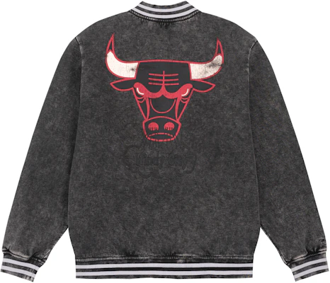 Mitchell & Ness 復古芝加哥公牛V領寬鬆版外套 男女 黑色 OJBF6801-CBUYYPPPBLCK Lookbook Mitchell & Ness 復古芝加哥公牛V領寬鬆版外套 男女 黑色 OJBF6801-CBUYYPPPBLCK