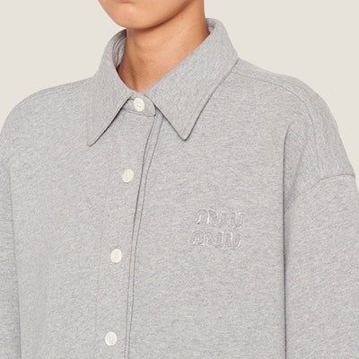 MIU MIU FW22 Camisa Gris Unisex Manga Larga Protección Solar Logo Bordado MJL865-102J-F0031 Sizing MIU MIU FW22 Camisa Gris Unisex Manga Larga Protección Solar Logo Bordado MJL865-102J-F0031