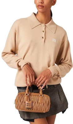 MIU MIU FW23 Logo Baju Polo Lengan Panjang Uniseks Putih Salji. MML812-13KZ-F0627-S-232 Purchase MIU MIU FW23 Logo Baju Polo Lengan Panjang Uniseks Putih Salji. MML812-13KZ-F0627-S-232