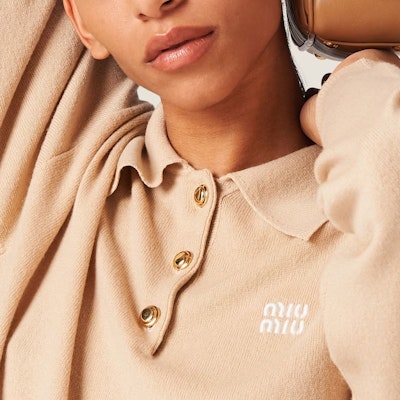 MIU MIU FW23 Logo Baju Polo Lengan Panjang Uniseks Putih Salji. MML812-13KZ-F0627-S-232 Details for MIU MIU FW23 Logo Baju Polo Lengan Panjang Uniseks Putih Salji. MML812-13KZ-F0627-S-232