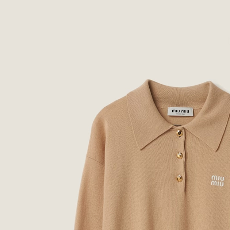 Sizing MIU MIU FW23 Logo Baju Polo Lengan Panjang Uniseks Putih Salji. MML812-13KZ-F0627-S-232