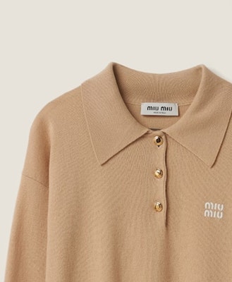 MIU MIU FW23 Logo Baju Polo Lengan Panjang Uniseks Putih Salji. MML812-13KZ-F0627-S-232 Sizing MIU MIU FW23 Logo Baju Polo Lengan Panjang Uniseks Putih Salji. MML812-13KZ-F0627-S-232