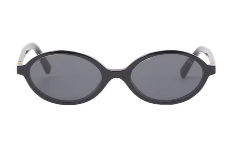 Shop MIU MIU椭圆形太阳镜 黑色男女同款带品牌标志镜腿-可配近视镜。 SMU04Z_E1AB_F05S0_C_050