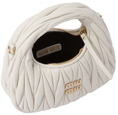 Miu Miu Wander Matelasse Nappa Leather Hobo Mini-Bag White Lookbook Miu Miu Wander Matelasse Nappa Leather Hobo Mini-Bag White