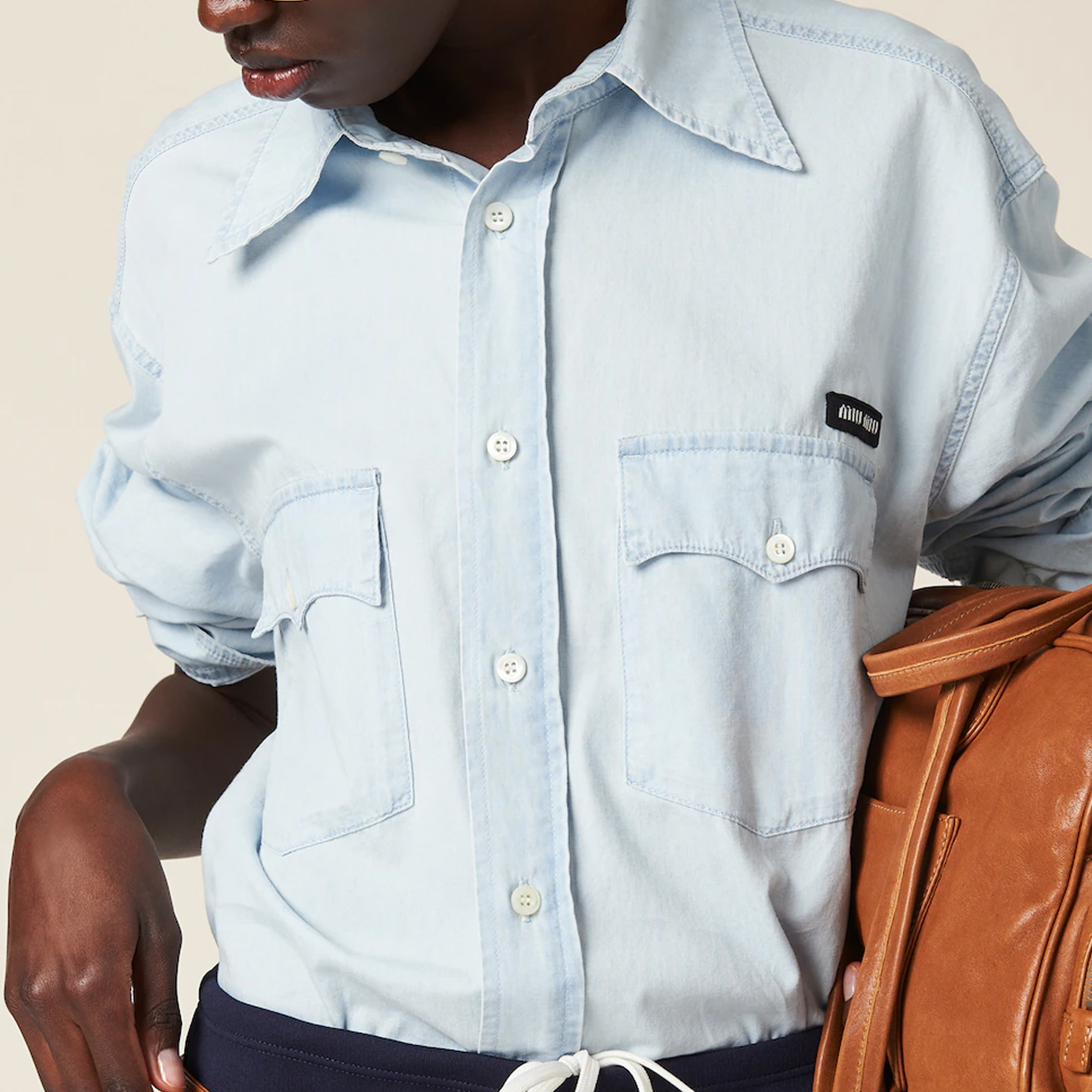 MIU MIU Washed Logo Patch Long Sleeve Shirt Unisex Light Blue. GWC120-14UT-F0076-S-OOO 圖 5