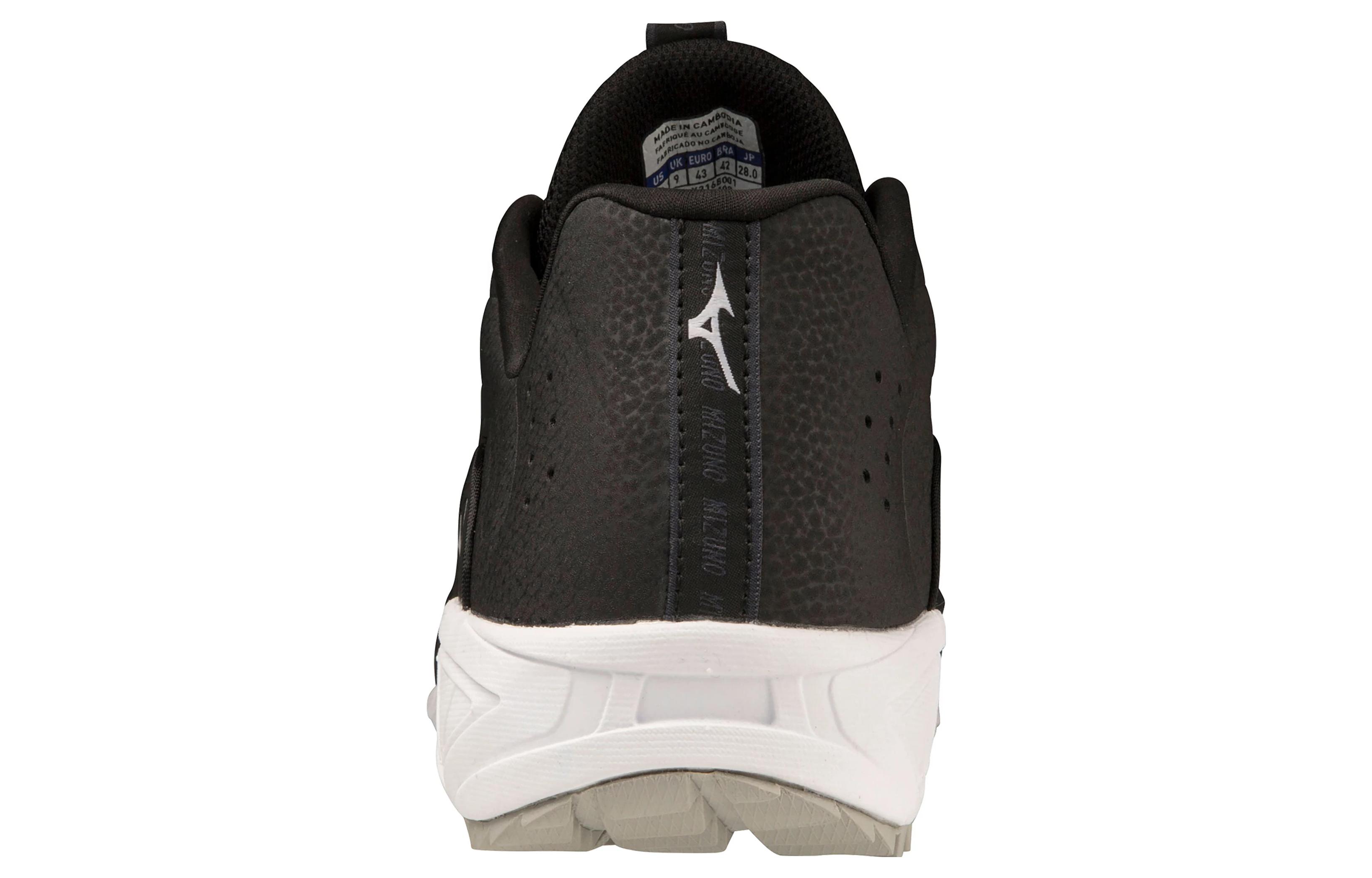 Shop 美津浓 Ambition 3 BB Low AS '黑白' 运动鞋 320688-9000