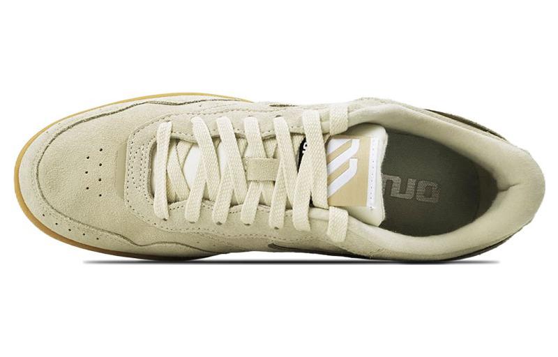 Lookbook Mizuno Court Lite 'Putih Kasual Serbaguna' D1GH210702