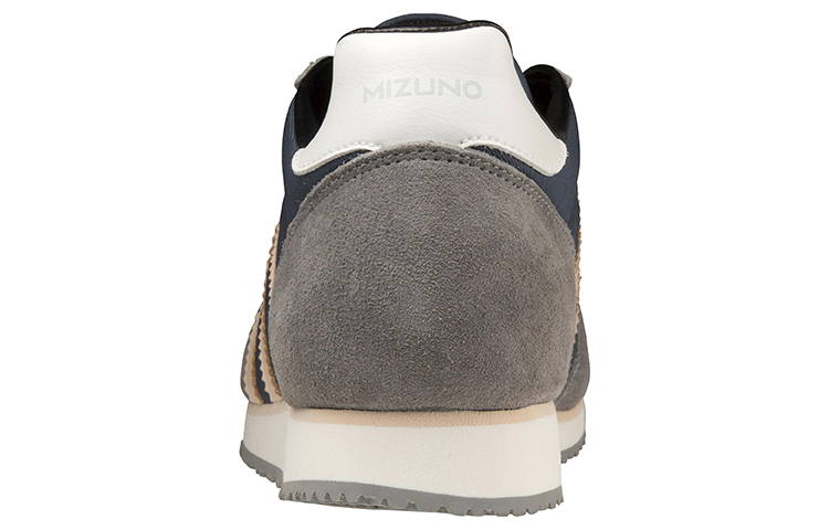Shop Mizuno 耐磨防滑低筒跑步鞋 男女款 米灰色