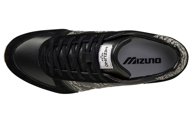 Lookbook Mizuno MR1 'Hitam Putih' D1GF221501