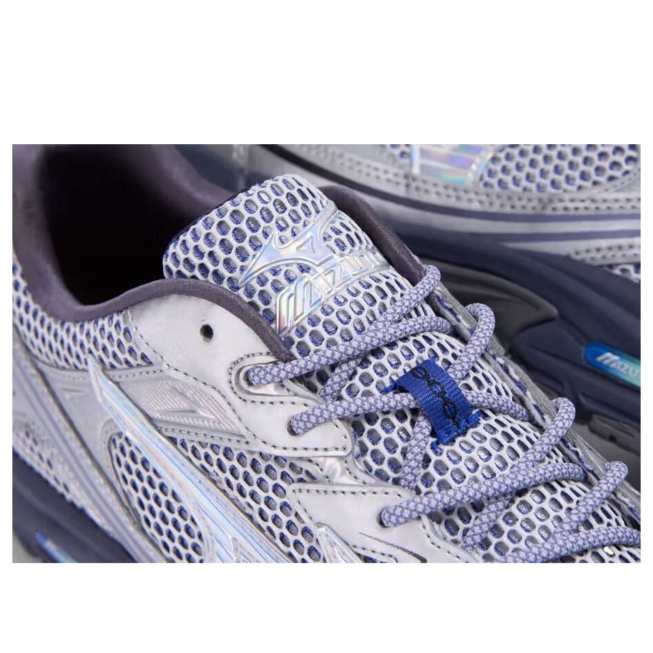 Purchase Mizuno MXR ''Space Pack - Silver'' Sepatu Sneakers Perak D1GA255301