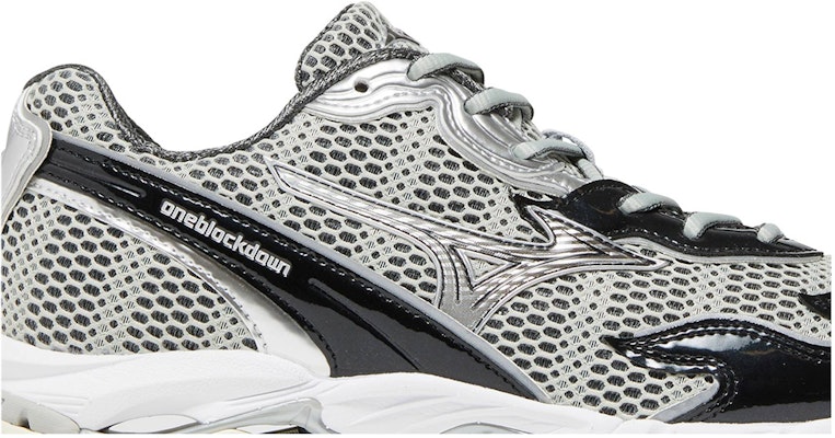 Mizuno One Block Down x Flame Wave 'Onyx' dalam Warna Hitam. D1GD232703 Order Mizuno One Block Down x Flame Wave 'Onyx' dalam Warna Hitam. D1GD232703