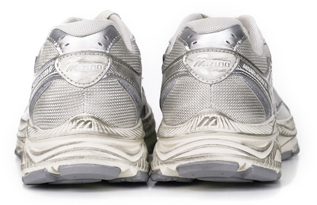 Mizuno Racer S 'Putih Perak Metalik' D1GH223518 Lookbook Mizuno Racer S 'Putih Perak Metalik' D1GH223518