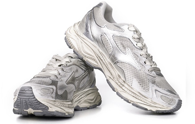 Mizuno Racer S 'Putih Perak Metalik' D1GH223518 Shop Mizuno Racer S 'Putih Perak Metalik' D1GH223518