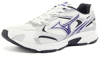 Mizuno Speed 2K 緩震舒適 中筒 跑步鞋 男女款 白黑藍 Lookbook Mizuno Speed 2K 緩震舒適 中筒 跑步鞋 男女款 白黑藍