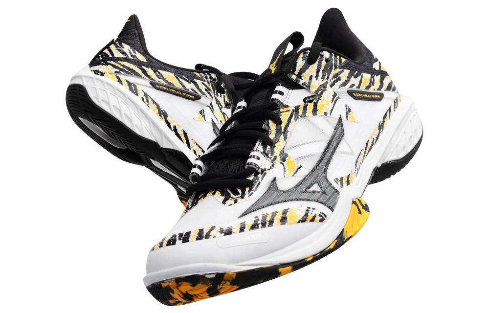 Lookbook 美津濃 Wave Claw Neo 透氣防滑耐磨羽毛球鞋 男女同款 黑白黃