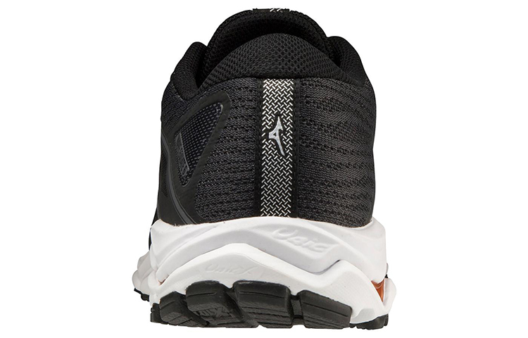 Shop Mizuno Wave Equate 6 低筒跑步鞋男款黑白