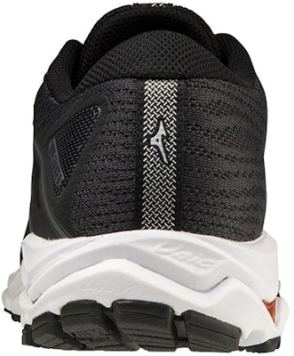 Mizuno Wave Equate 6 低筒跑步鞋男款黑白 Shop Mizuno Wave Equate 6 低筒跑步鞋男款黑白