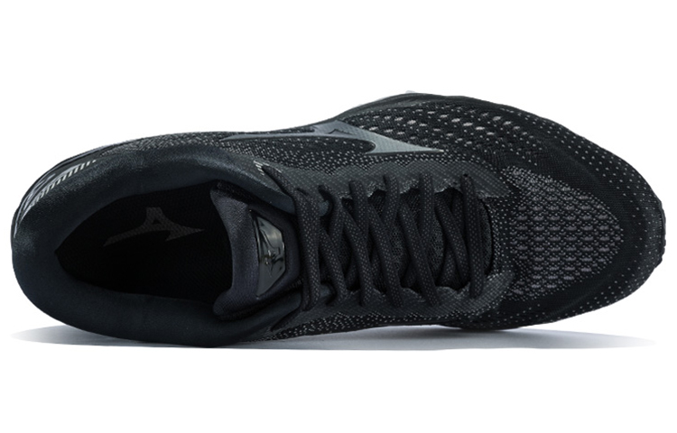 Shop Mizuno Sky 3 低筒跑步鞋 黑灰