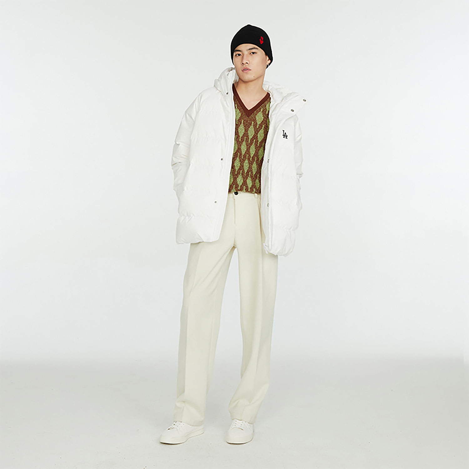 Shop MLB 23FW 洛杉磯道奇白色羽絨短外套 男女休閒外套. 3ADJB2036-07WHS