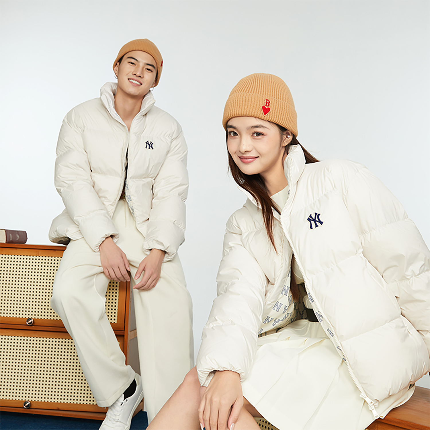 Sizing Chaqueta Puffer Retro MLB 23FW New York Yankees Blanca Unisex Diseño Corto. 3ADJM0636-50IVS