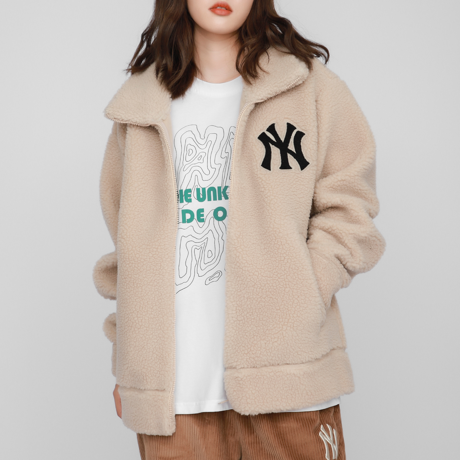 Lookbook MLB Basic Logo Jaket Sherpa Berlapik Fleece Beige Unisex. 3AJPF0316-50SAS