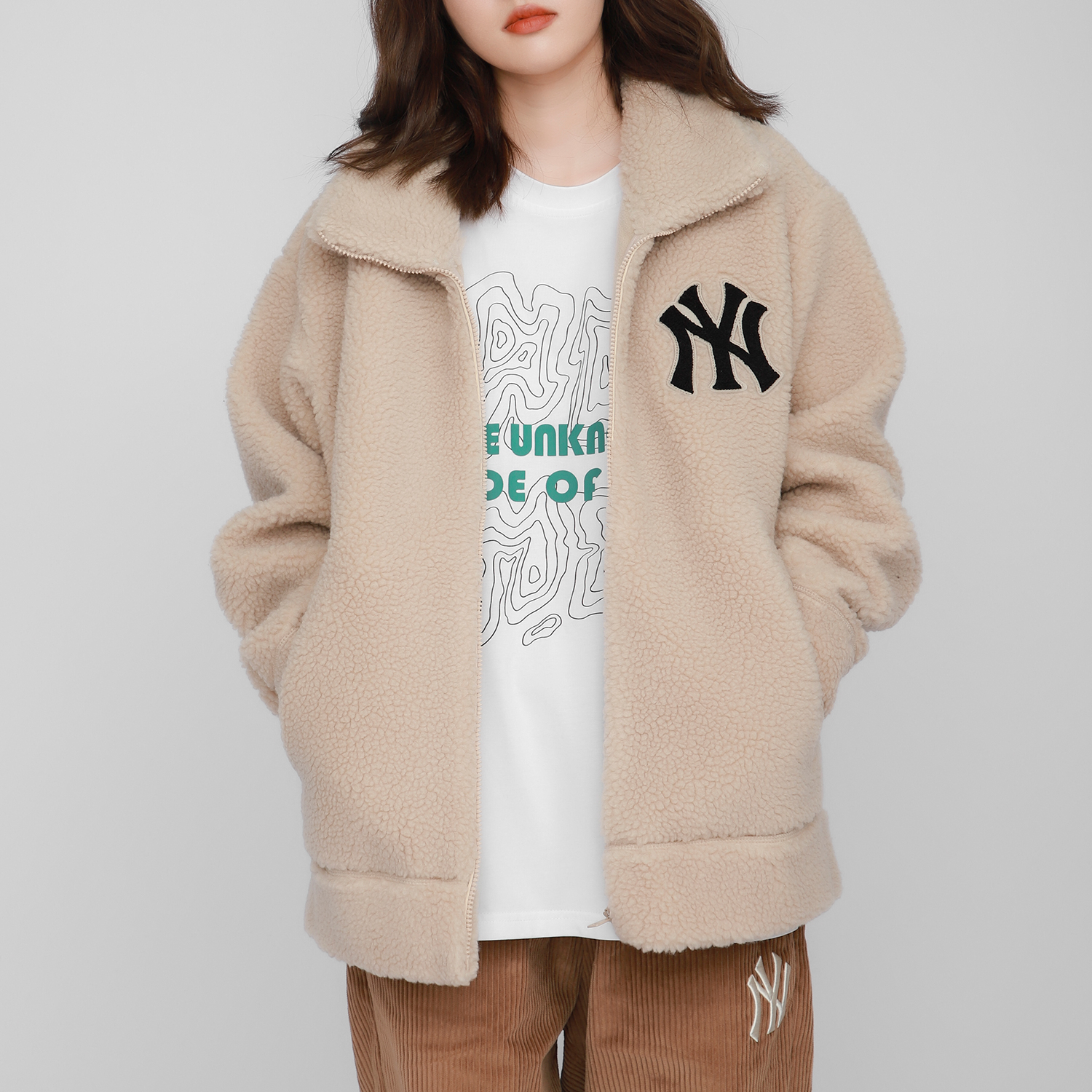 Shop MLB Basic Logo Jaket Sherpa Berlapik Fleece Beige Unisex. 3AJPF0316-50SAS