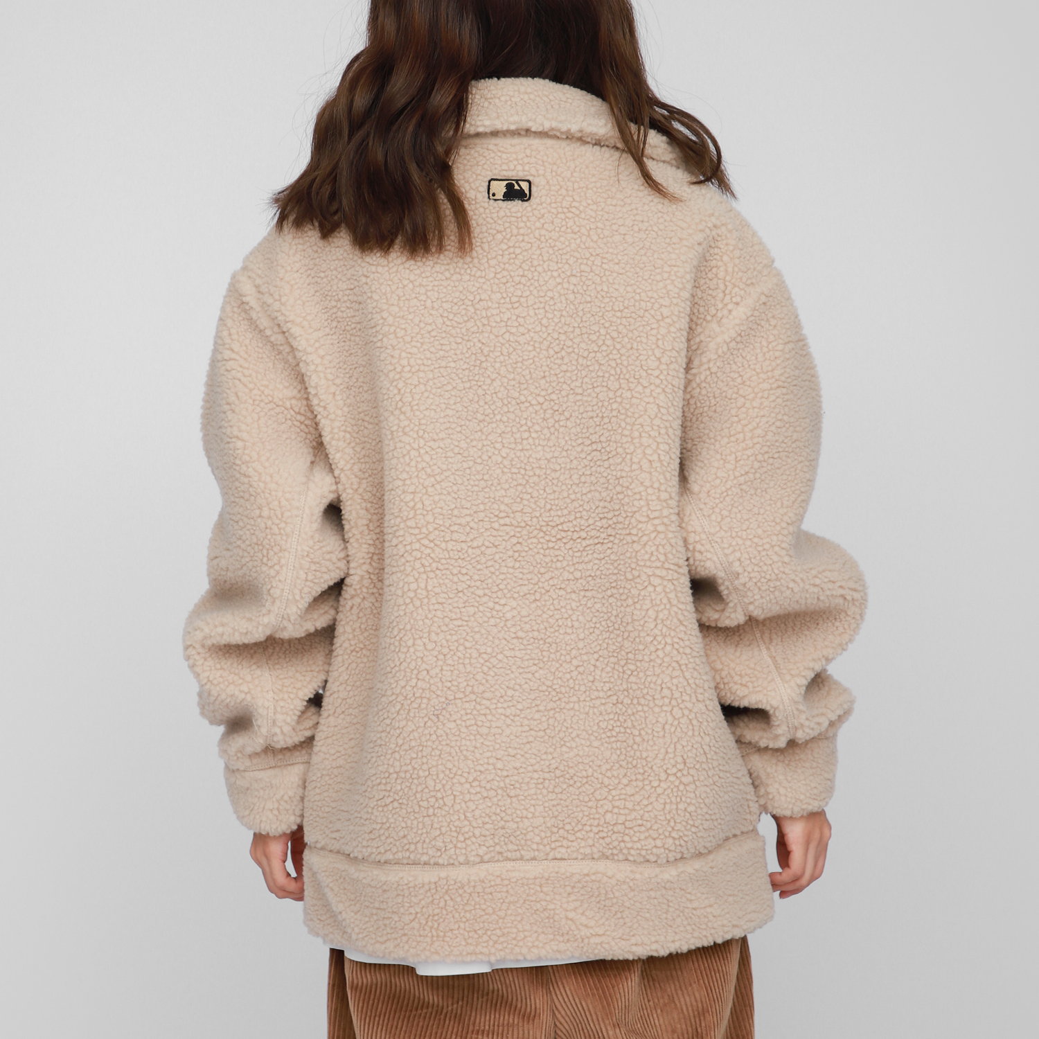 Purchase MLB Basic Logo Jaket Sherpa Berlapik Fleece Beige Unisex. 3AJPF0316-50SAS