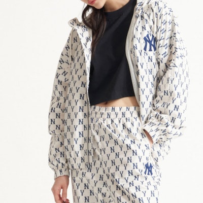 MLB Basic Logo New York Yankees All-Over Print Hoodie Jacket Cream Unisex. 3AWJM0121-50CRS Details for MLB Basic Logo New York Yankees All-Over Print Hoodie Jacket Cream Unisex. 3AWJM0121-50CRS