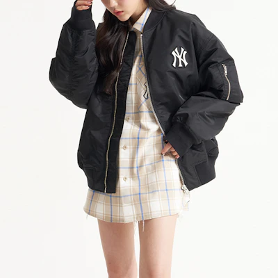 MLB Jaket Bomber Unisex Logo New York Yankees Seri Basic Hitam. 3AJPB0321-50BKS Shop MLB Jaket Bomber Unisex Logo New York Yankees Seri Basic Hitam. 3AJPB0321-50BKS