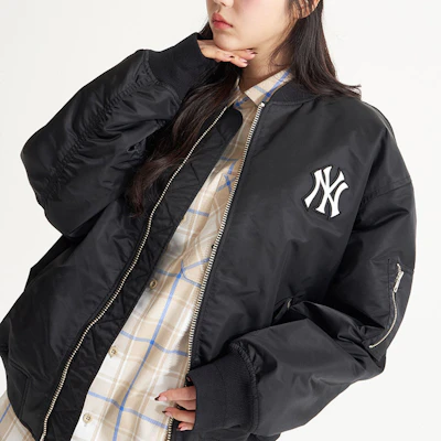 MLB Jaket Bomber Unisex Logo New York Yankees Seri Basic Hitam. 3AJPB0321-50BKS Details for MLB Jaket Bomber Unisex Logo New York Yankees Seri Basic Hitam. 3AJPB0321-50BKS